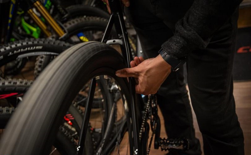 How-To-True-a-Buckled-MTB-Wheel-4-810x541.jpg
